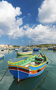 马耳他摄影照片_传统的捕鱼船马尔萨什洛克港湾马耳他 
