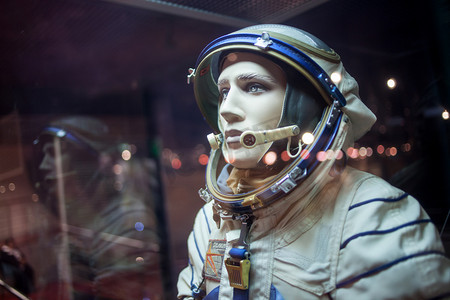 复古航天摄影照片_宇航员在诉状中，航天博物馆虚拟