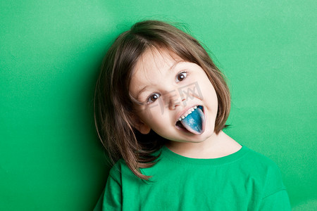 女孩用漆成蓝色的舌头