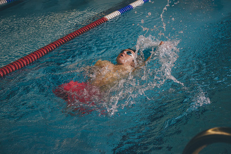 脑膜炎摄影照片_四肢瘫痪的专业游泳运动员