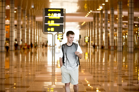 国外app摄影照片_Man using cell phone in airport