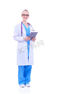使用数字平板电脑和站在白色背景上的女医生
