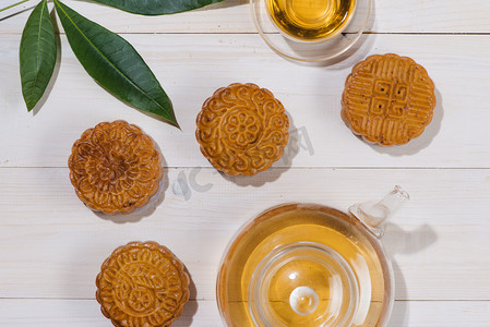 中秋月亮月亮摄影照片_月饼和茶，中国中期秋天的节日食品。角度视图 f