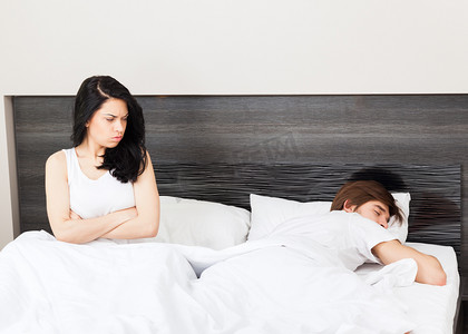 开心高考女孩摄影照片_躺在床上的不愉快单独夫妇