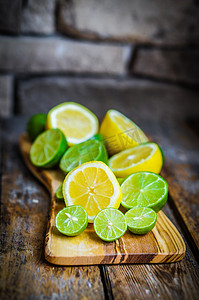 柠檬和酸橙仿古木制背景