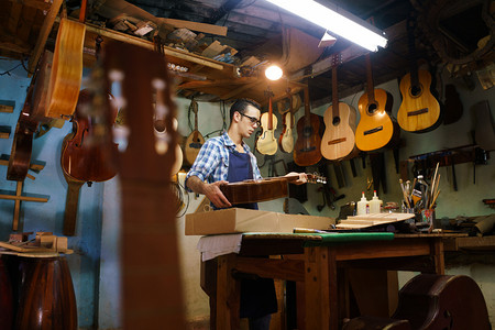 古典乐器琵琶摄影照片_C 在案例中存储吉他音乐乐器的工匠琵琶制造商