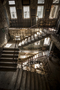 建筑残骸摄影照片_在一栋废弃建筑的水泥楼梯上