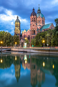 粉红色的圣卢克斯教堂慕尼黑
