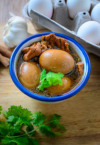 鸡蛋和猪肉的赤褐色的酱汁，泰国菜，炖蛋
