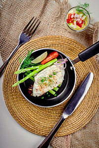 餐桌上的烤鲑鱼和蔬菜.