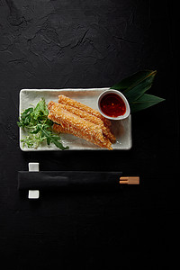 甜辣椒酱和筷子的美食春卷的顶部视图 