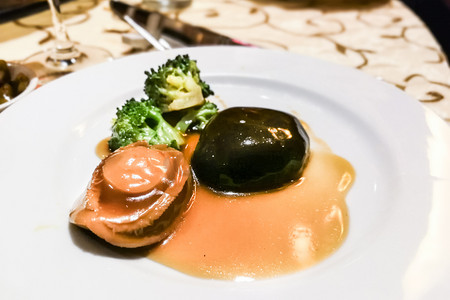 香辣鲍菇烩鲍鱼在餐厅服务