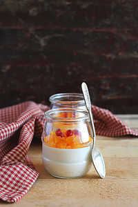 桃子浆摄影照片_健康面筋免费智世陶甜点南瓜、 柿、 杏、 石榴籽在罐子