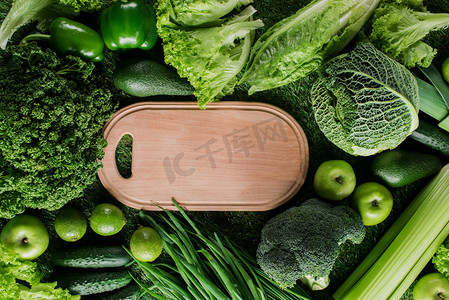 未处理摄影照片_绿色蔬菜与水果切板的最高视图, 健康饮食理念