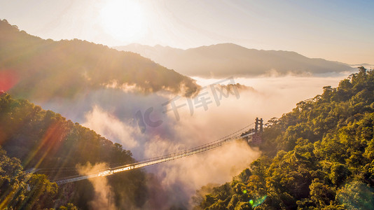 高德摄影照片_2019年1月24日, 中国南方广东省清远市迎德县宝景宫一座218米长的玻璃桥被云海笼罩的风景