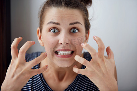 强调的女人摄影照片_肖像年轻愤怒的女人不开心、 生气的东西人脸表情的情绪反应.