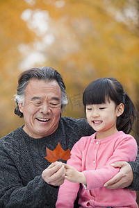 槭树摄影照片_爷爷和孙女在公园