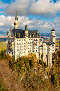 德国巴伐利亚西南部Fussen附近的一座19世纪罗曼式复兴宫，是为路德维格二世国王建造的，风景秀丽，享誉世界