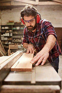 木匠切割木板与锯