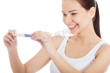 幸福微笑的女人，与怀孕测试.