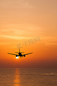 飞过海在日落时的剪影商用飞机