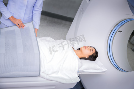 科技实验室摄影照片_ct 扫描床上安眠的亚洲女士 