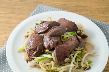 豆腐和豆子摄影照片_搅拌炒豆芽的特写