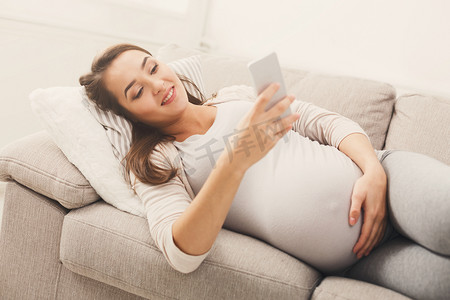 党史摄影照片_快乐怀孕妇女使用智能手机
