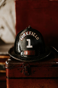 消防救援摄影照片_Vertical closeup shot of a firefighter helmet with Yorkfield and the number 1 written on it