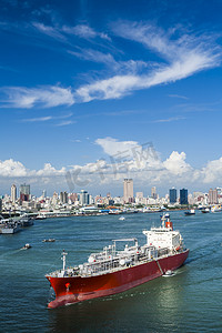 航海贸易摄影照片_台湾高雄港的集装箱船.