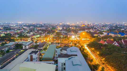 鄉間摄影照片_全景拍摄的背景为泰国清迈 (旧城)，