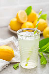 柠檬水。喝着新鲜的柠檬。柠檬果汁鸡尾酒.