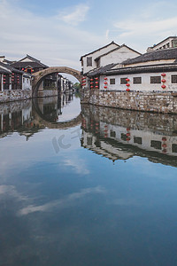 南山古镇水边中国传统建筑,