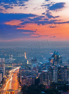 大街上背景摄影照片_阿拉木图在日落时的城市