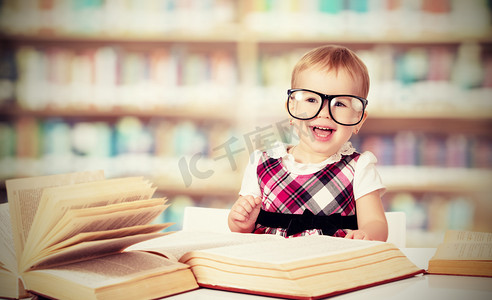 看得见的幸福摄影照片_在图书馆看书的眼镜滑稽女婴