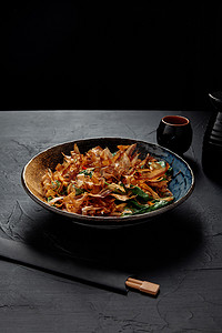 传统日本料理和筷子盘