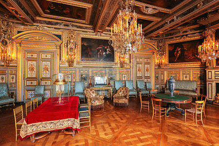 皇家摄影照片_法国凡尔赛-2014 年 5 月 26 日 ︰ 凡尔赛 palacenear 巴黎。凡尔赛宫是一座皇家城堡。它被添加到教科文组织世界遗产名单