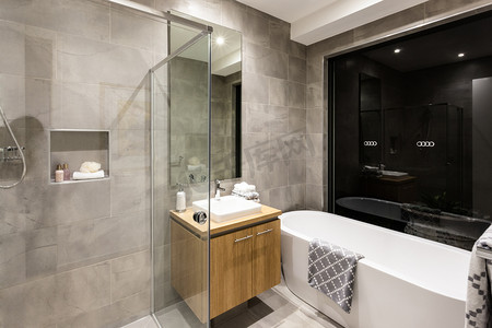 单独建筑摄影照片_现代浴室配有淋浴间和浴缸 