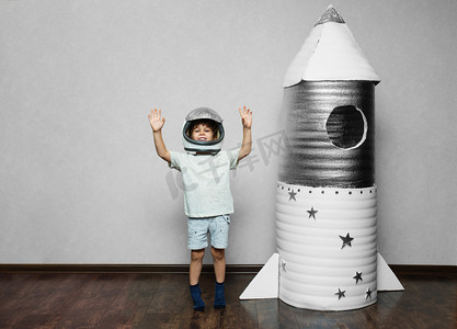 儿童宇宙摄影照片_快乐的孩子穿着玩手马宇航员服装