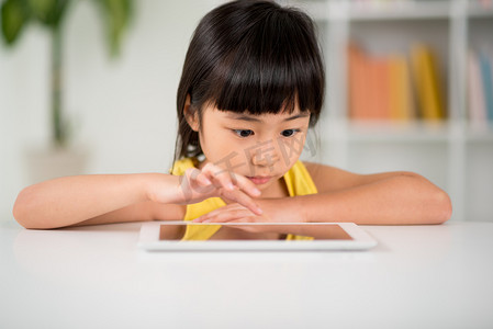 小さな女の子がデジタル タブレットで遊んで小女孩在玩数字平板电脑