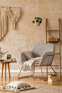 东方客厅的室内设计，配备现代扶手椅、黄铜、木制梯子、枕头、装饰品和雅致的个人配饰，家居装饰时尚。Wabi sabi墙.