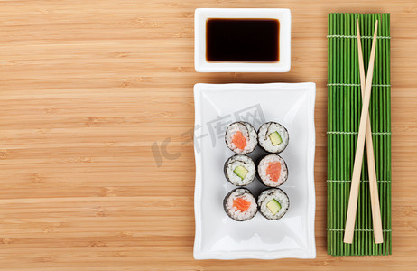 美食背景寿司摄影照片_寿司、 筷子和酱油