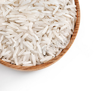 在白色背景上的木碗米饭.