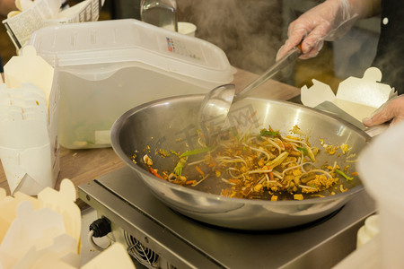 up摄影照片_Close Up of Person Cooking Stir Fry in Hot Pan