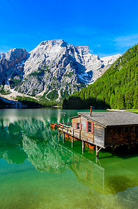 三苏摄影照片_位于意大利苏蒂罗尔Dolomites山脉的Braies湖（也被称为Pragser Wildsee或Lago di Braies） 。浪漫的地方，高山湖上有典型的木船。远足及探险.