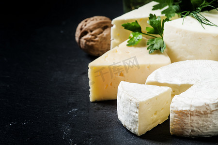 cheese摄影照片_深色背景上的奶酪分类