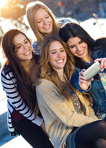 一群朋友和一款智能手机拍照