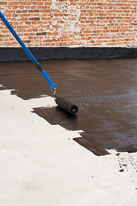 涂料墙摄影照片_Roller brush waterproofing