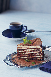 块美味的巧克力蛋糕，在银色的盘子上