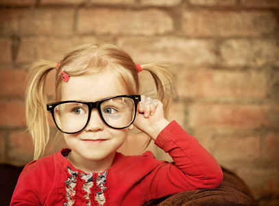 okulary摄影照片_滑稽的小女孩，戴着眼镜